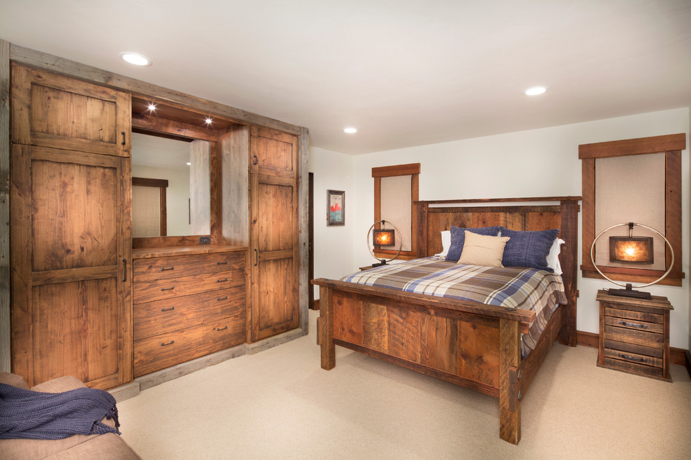 Пример оригинального дизайна: большая гостевая спальня (комната для гостей) в стиле рустика с ковровым покрытием и бежевыми стенами без камина