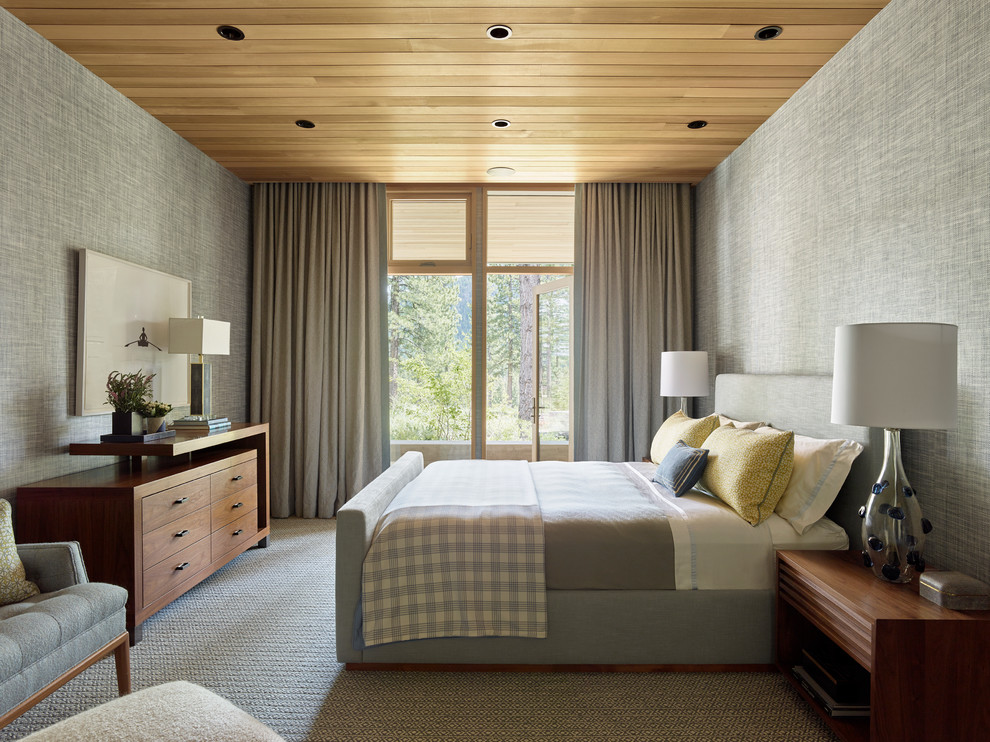 サンフランシスコにあるコンテンポラリースタイルのおしゃれな寝室 (グレーの壁、カーペット敷き、暖炉なし、グレーの床、グレーとブラウン) のインテリア