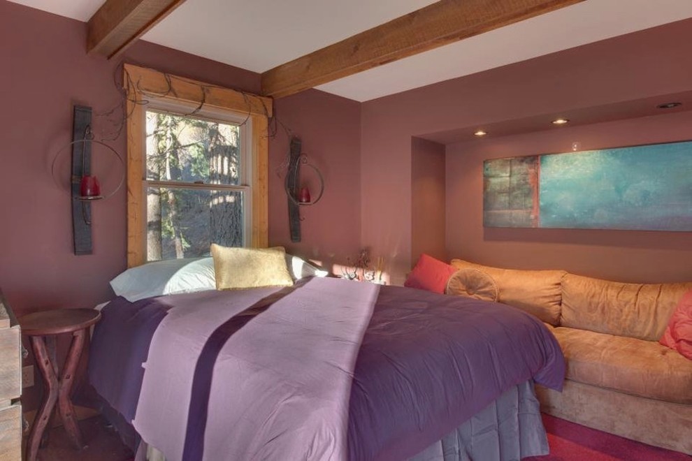 Foto de habitación de invitados minimalista pequeña sin chimenea con paredes púrpuras y moqueta