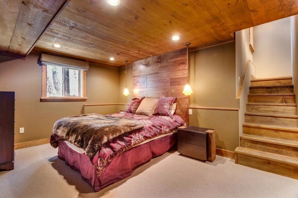 Свежая идея для дизайна: маленькая хозяйская спальня в стиле рустика с коричневыми стенами и ковровым покрытием без камина для на участке и в саду - отличное фото интерьера