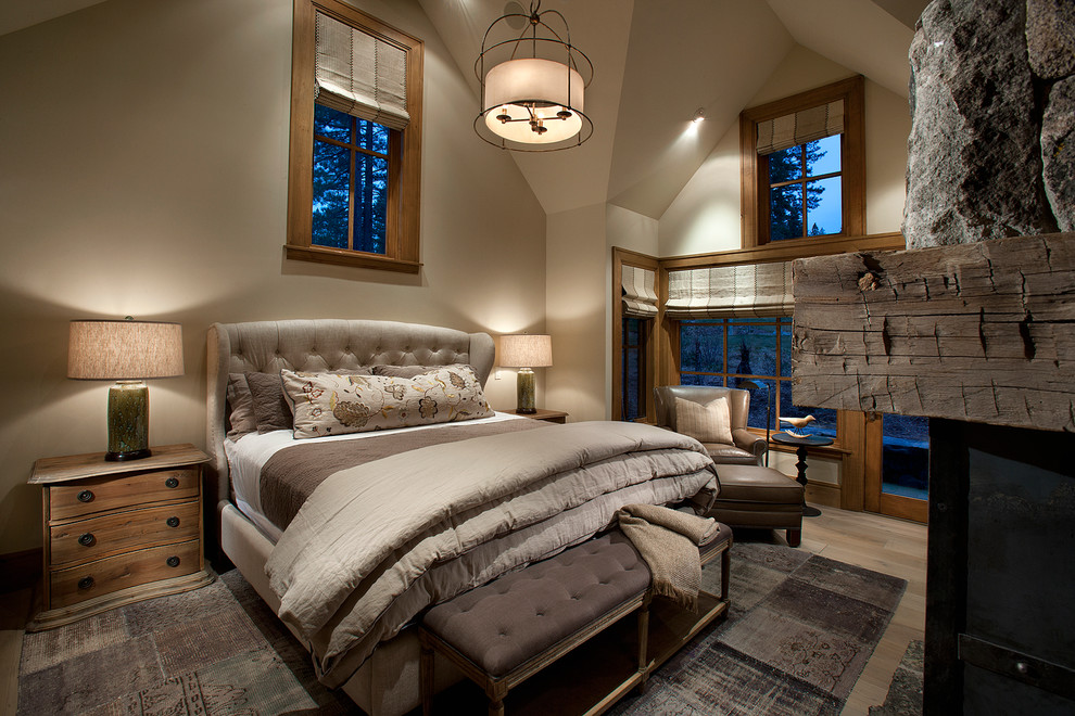 Inspiration för ett rustikt sovrum, med beige väggar och mellanmörkt trägolv