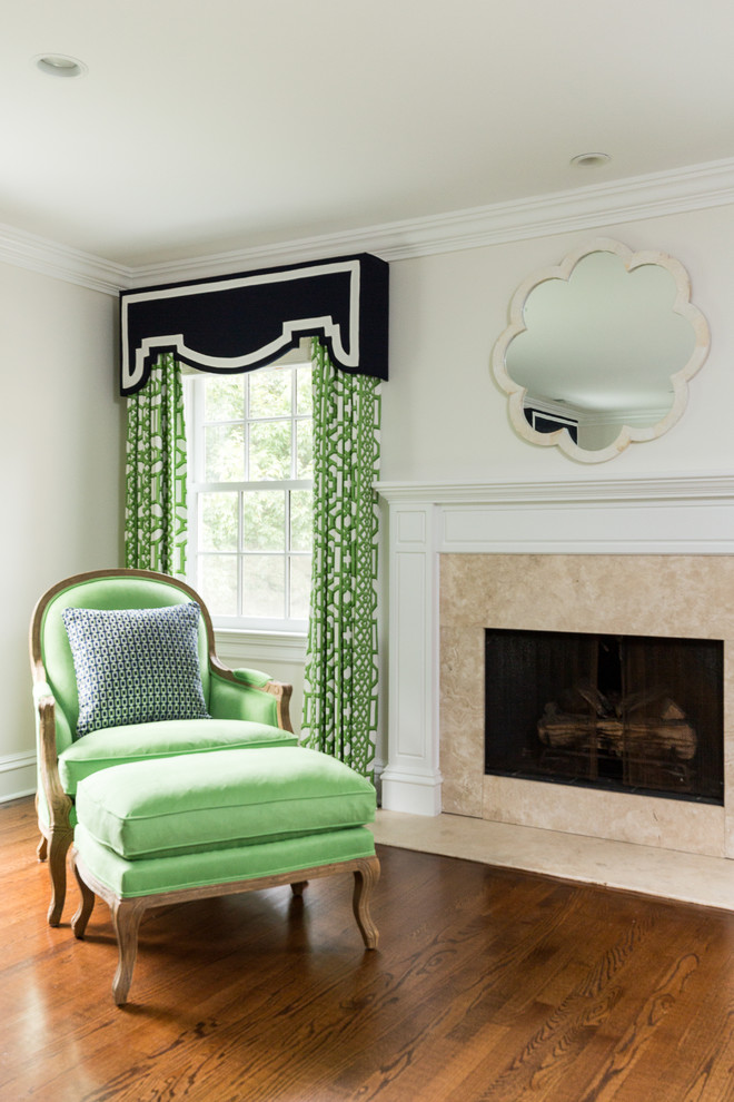 ニューオリンズにあるトランジショナルスタイルのおしゃれな主寝室 (白い壁、濃色無垢フローリング、標準型暖炉、石材の暖炉まわり)