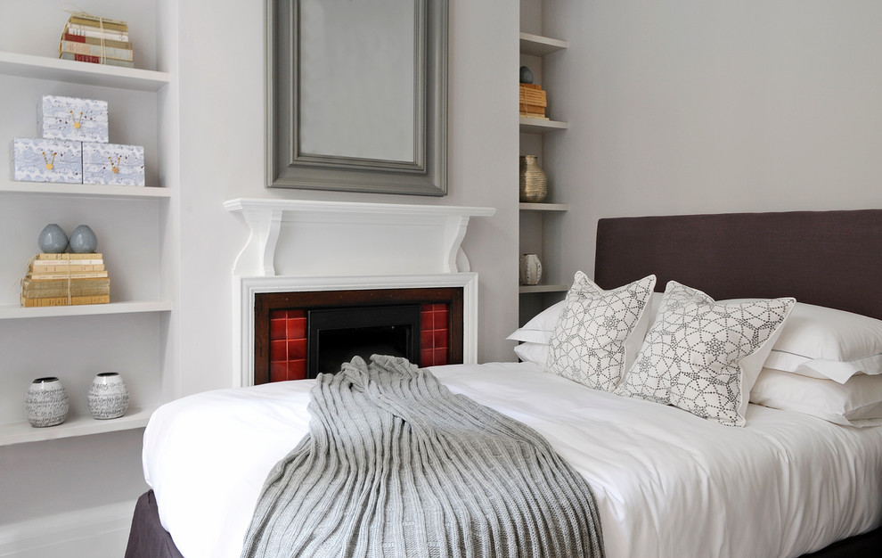Стильный дизайн: маленькая гостевая спальня (комната для гостей) в стиле неоклассика (современная классика) с серыми стенами, стандартным камином и фасадом камина из плитки для на участке и в саду - последний тренд