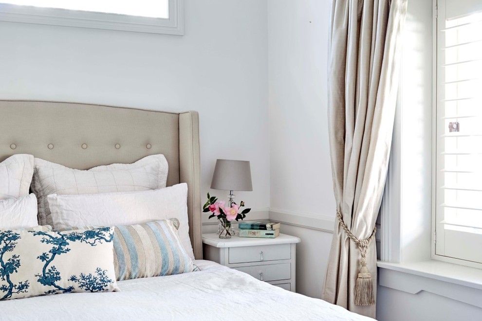 На фото: хозяйская спальня среднего размера в стиле неоклассика (современная классика) с белыми стенами и ковровым покрытием