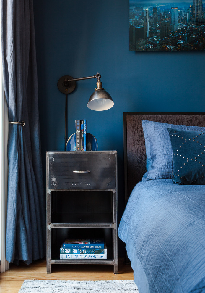 ニューヨークにある小さなモダンスタイルのおしゃれな主寝室 (青い壁、無垢フローリング、暖炉なし) のレイアウト