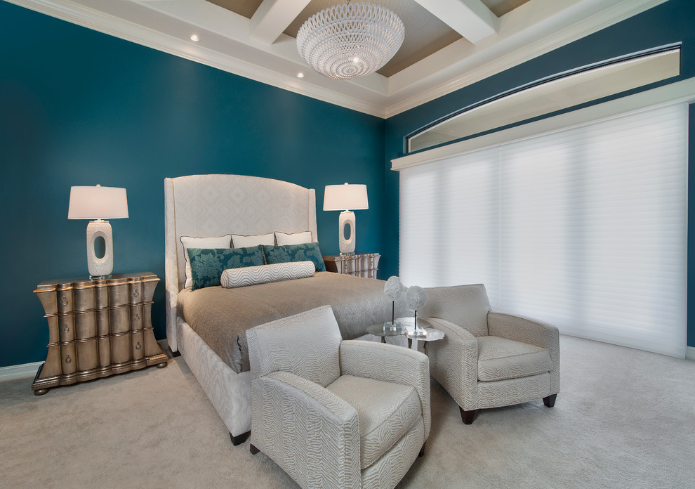 Imagen de dormitorio principal clásico renovado grande sin chimenea con paredes azules, moqueta y suelo gris