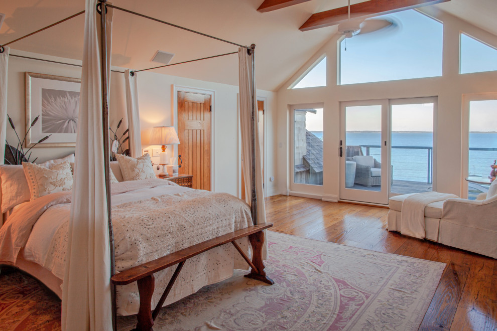 Свежая идея для дизайна: хозяйская спальня в морском стиле - отличное фото интерьера