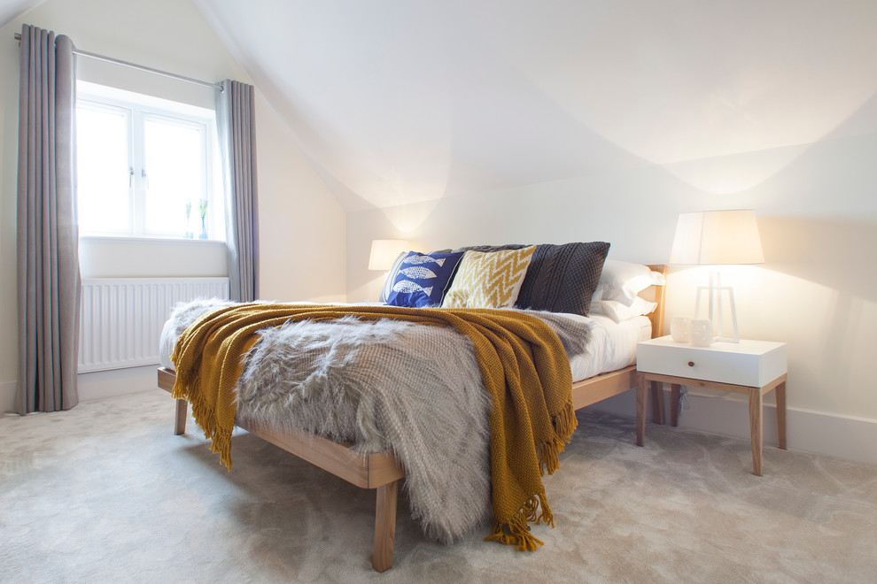 На фото: спальня в скандинавском стиле с белыми стенами и ковровым покрытием