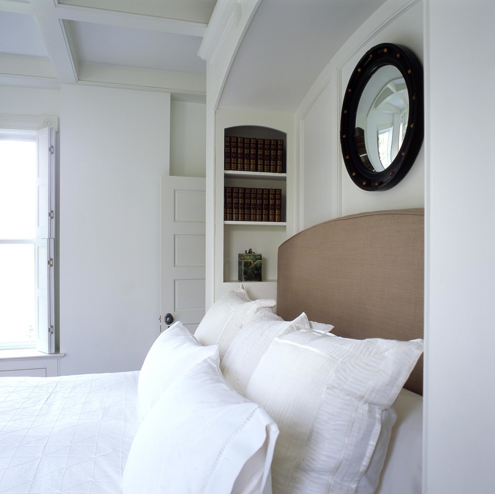 Modelo de dormitorio principal clásico grande con paredes blancas
