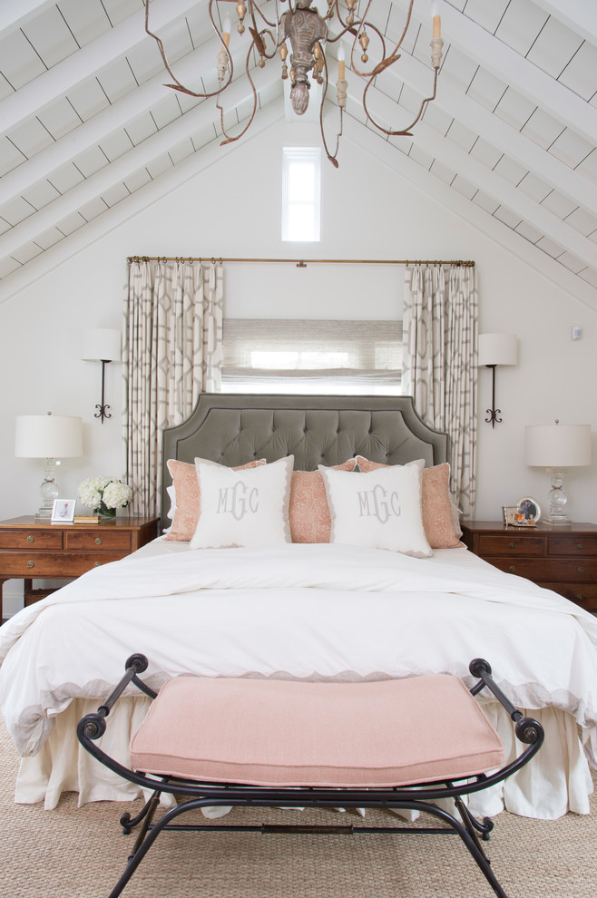Modelo de dormitorio tradicional renovado con paredes blancas, moqueta y suelo beige