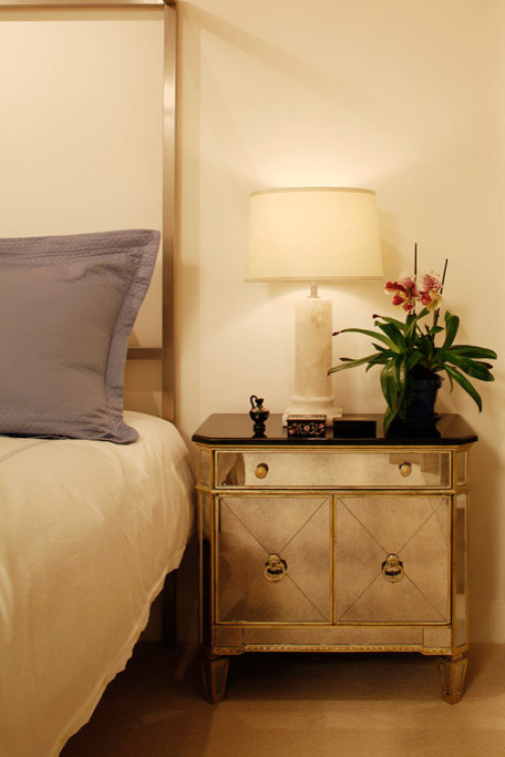 Kleines Stilmix Hauptschlafzimmer mit weißer Wandfarbe und Teppichboden in San Francisco