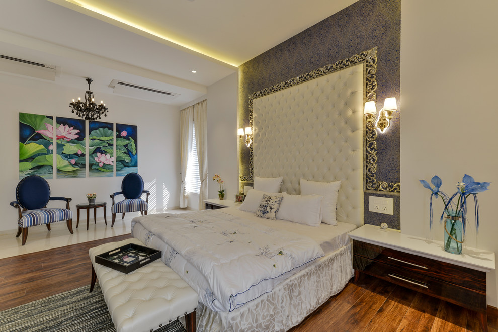 Idee per una grande camera da letto etnica con pareti bianche, pavimento in legno massello medio e pavimento marrone