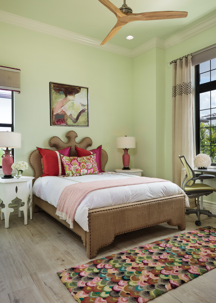 Ejemplo de habitación de invitados clásica renovada de tamaño medio con paredes verdes y suelo de madera clara