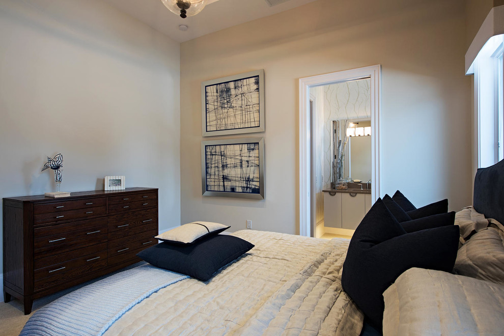 Modelo de habitación de invitados contemporánea grande sin chimenea con paredes beige, moqueta y suelo beige