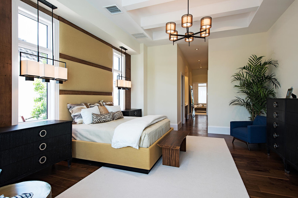 Großes Modernes Hauptschlafzimmer ohne Kamin mit beiger Wandfarbe, dunklem Holzboden und braunem Boden in Miami