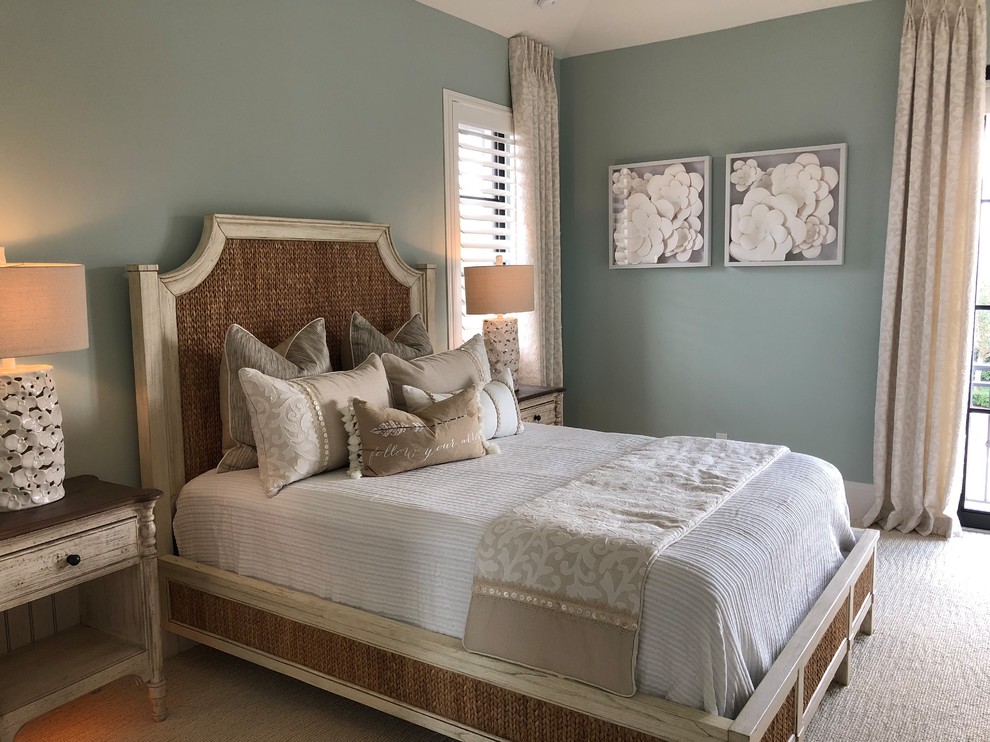 Shabby-Look Schlafzimmer mit blauer Wandfarbe, Teppichboden und beigem Boden in Miami