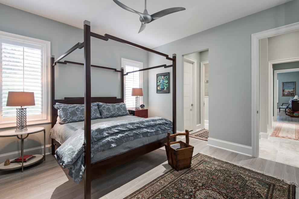 На фото: гостевая спальня среднего размера, (комната для гостей) в стиле неоклассика (современная классика) с серыми стенами и светлым паркетным полом с