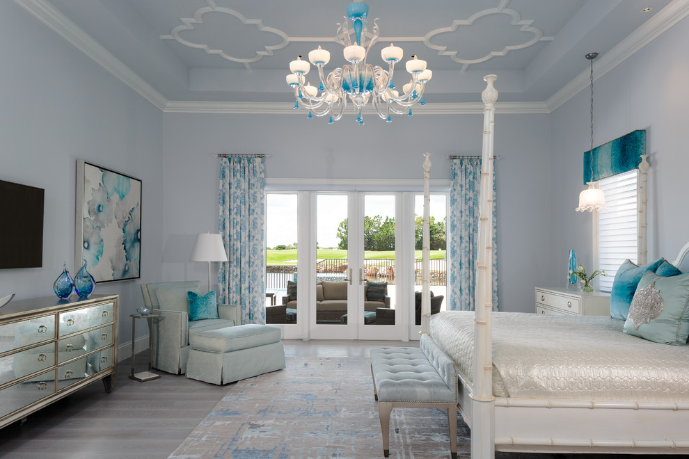 Ejemplo de dormitorio principal marinero grande con paredes azules, suelo de madera clara y suelo gris