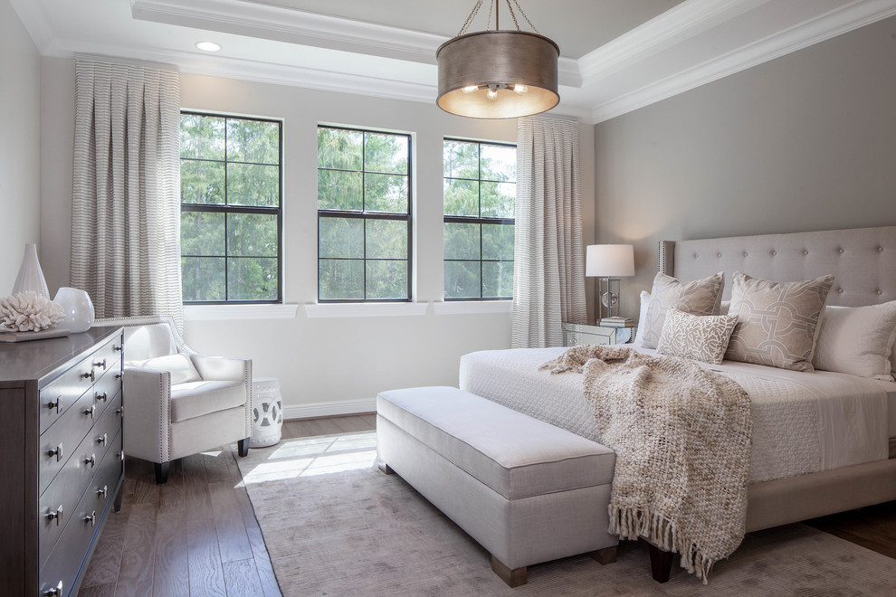 Inspiration för klassiska sovrum, med grå väggar, mellanmörkt trägolv och brunt golv