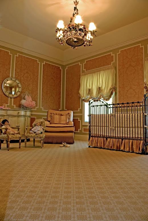 Источник вдохновения для домашнего уюта: большая спальня в классическом стиле с розовыми стенами и ковровым покрытием