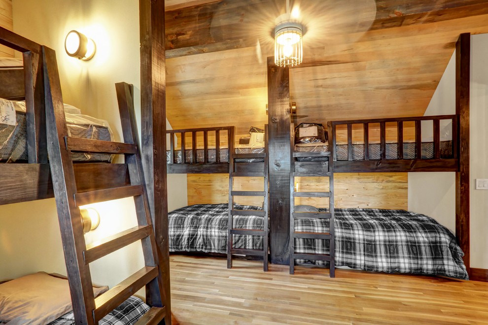 Uriges Schlafzimmer mit weißer Wandfarbe und hellem Holzboden in Sonstige