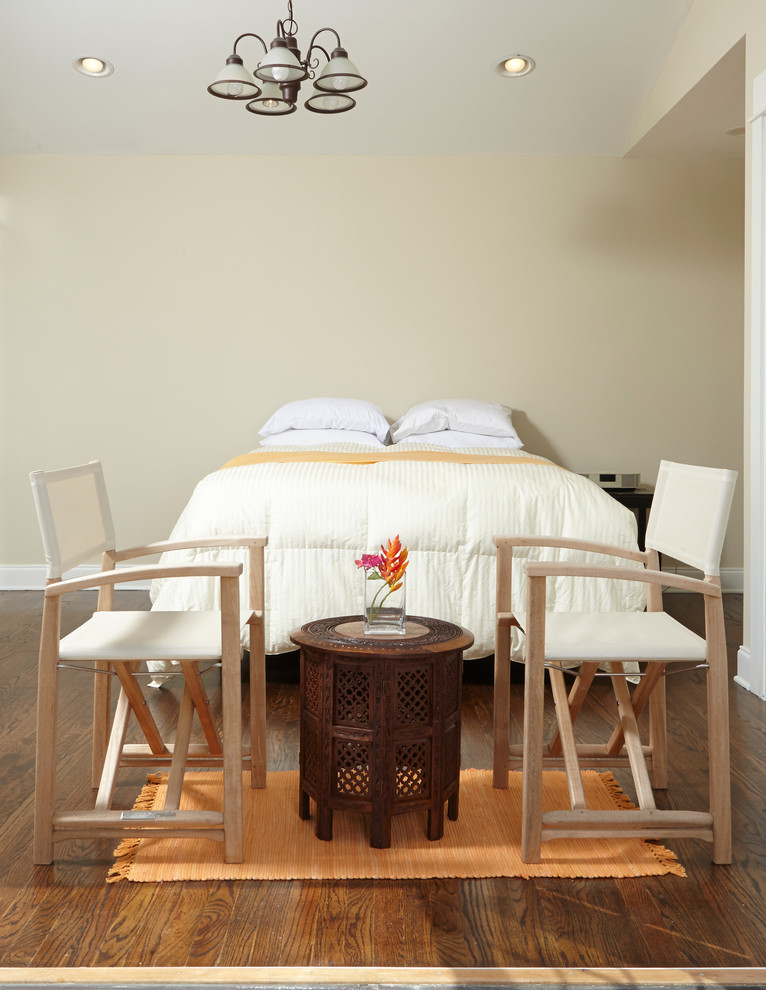 Источник вдохновения для домашнего уюта: хозяйская спальня в классическом стиле с бежевыми стенами, паркетным полом среднего тона и коричневым полом без камина