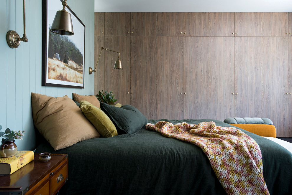 Immagine di una camera da letto minimal con pareti blu