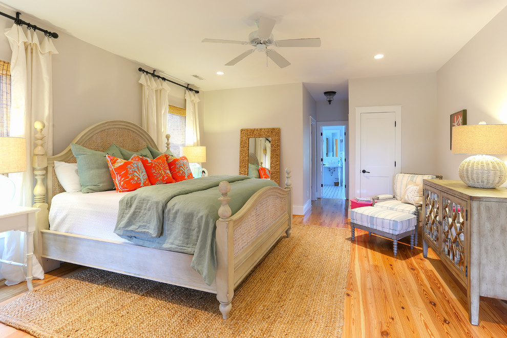 Immagine di una camera matrimoniale costiera di medie dimensioni con pareti bianche e pavimento in legno massello medio