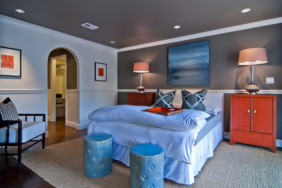サンフランシスコにあるコンテンポラリースタイルのおしゃれな主寝室 (濃色無垢フローリング、グレーの壁) のレイアウト
