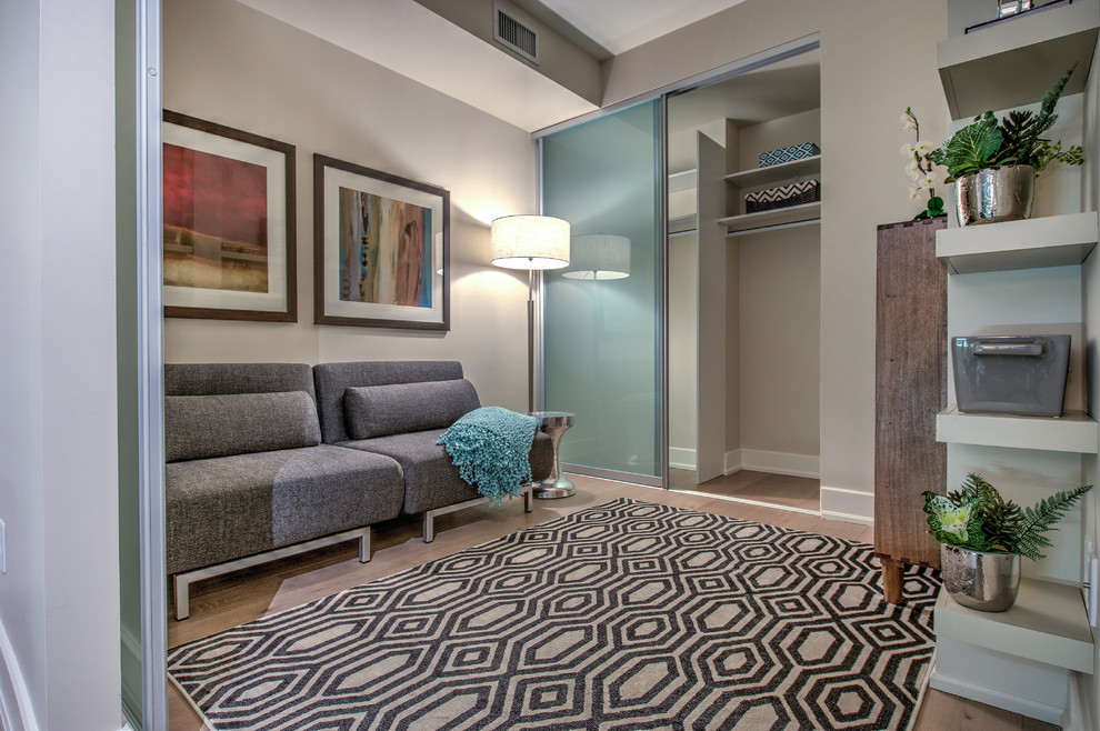 На фото: гостевая спальня среднего размера, (комната для гостей) в современном стиле с бежевыми стенами, светлым паркетным полом и коричневым полом без камина с