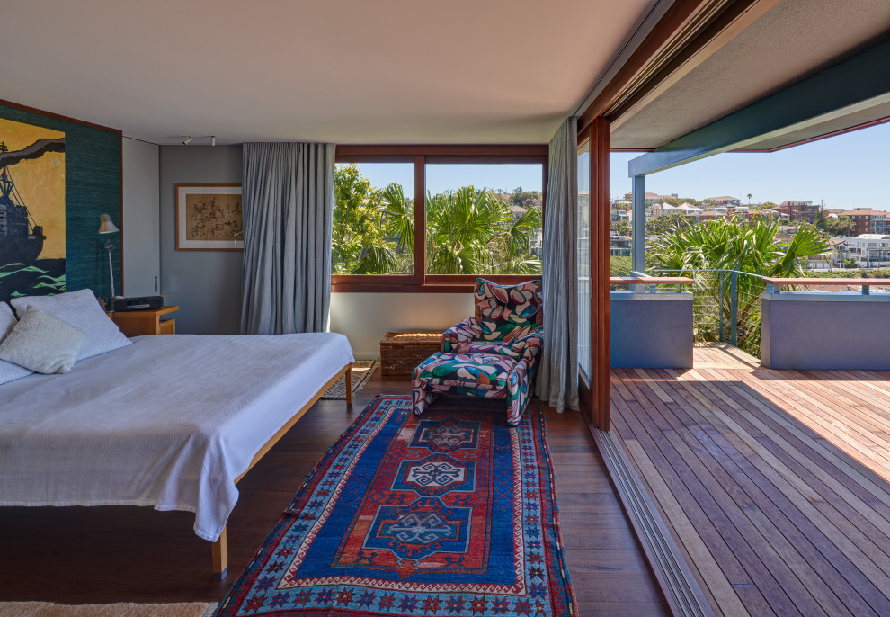 Idee per una camera degli ospiti tropicale di medie dimensioni con pareti multicolore, parquet scuro e pavimento marrone