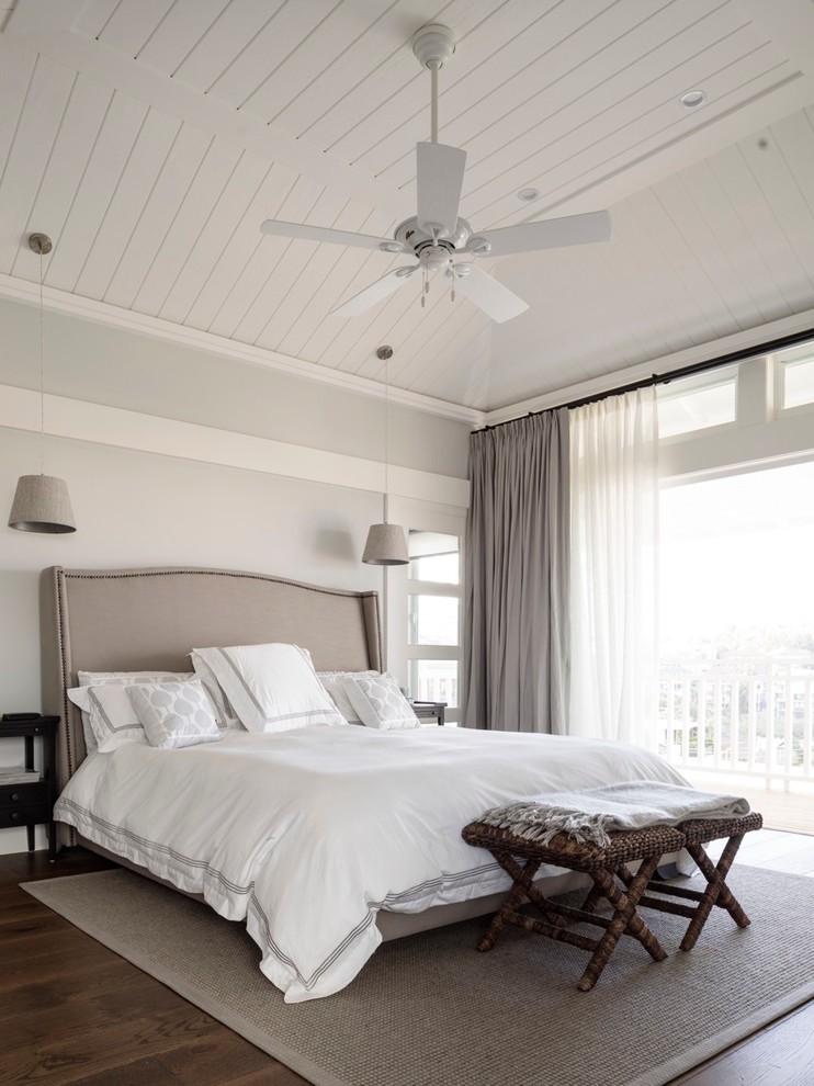 シドニーにある中くらいなビーチスタイルのおしゃれな寝室 (グレーの壁、濃色無垢フローリング)