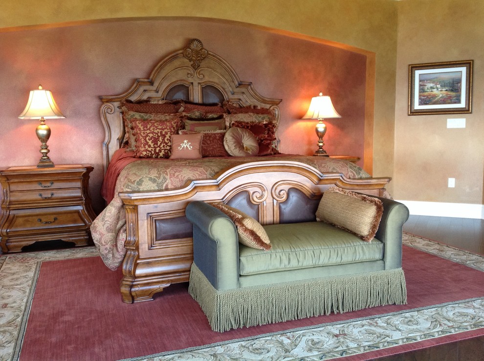 Пример оригинального дизайна: огромная хозяйская спальня в средиземноморском стиле с темным паркетным полом