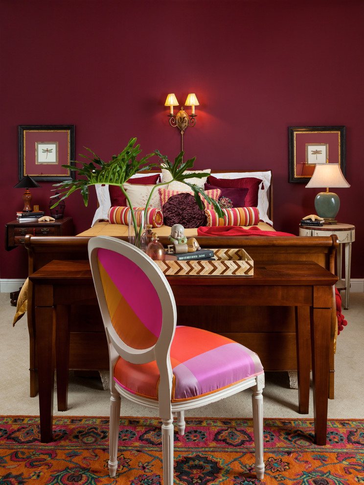 Свежая идея для дизайна: гостевая спальня среднего размера, (комната для гостей) в классическом стиле с красными стенами и ковровым покрытием без камина - отличное фото интерьера