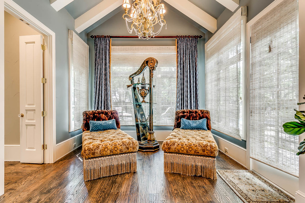 Imagen de dormitorio principal clásico extra grande con paredes azules, suelo de madera en tonos medios, todas las chimeneas y marco de chimenea de hormigón
