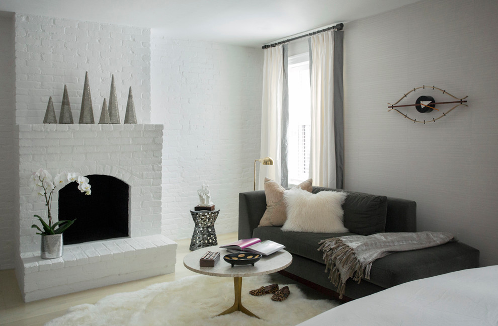 Источник вдохновения для домашнего уюта: большая хозяйская спальня в стиле неоклассика (современная классика) с серыми стенами, светлым паркетным полом, стандартным камином и фасадом камина из кирпича