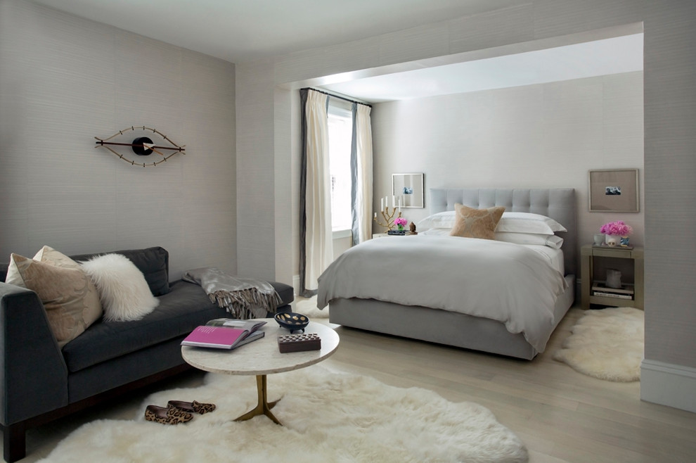 Стильный дизайн: большая хозяйская спальня в стиле неоклассика (современная классика) с серыми стенами, светлым паркетным полом, стандартным камином, фасадом камина из кирпича и бежевым полом - последний тренд