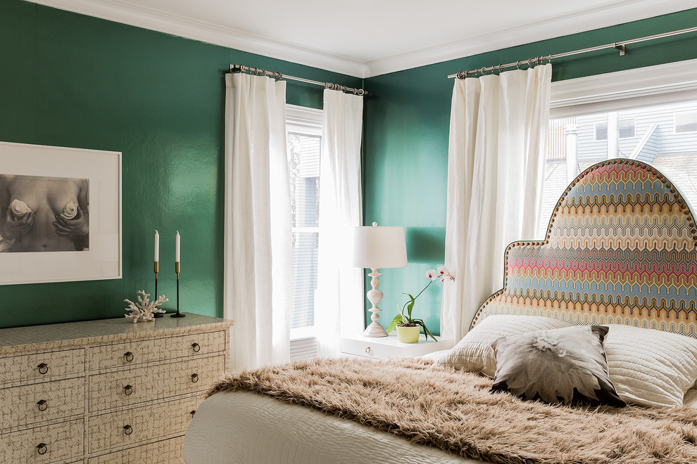 ボストンにある広いコンテンポラリースタイルのおしゃれな主寝室 (緑の壁、淡色無垢フローリング、暖炉なし、ベージュの床)