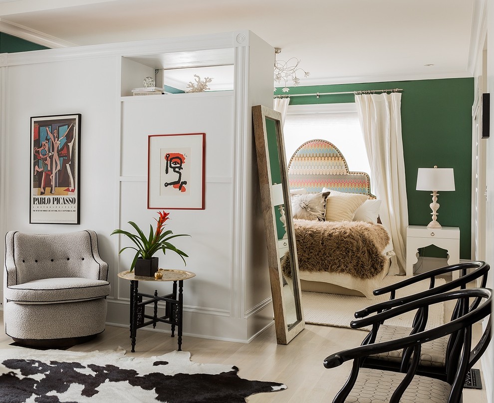 ボストンにある広いコンテンポラリースタイルのおしゃれな主寝室 (緑の壁、淡色無垢フローリング、暖炉なし、ベージュの床)