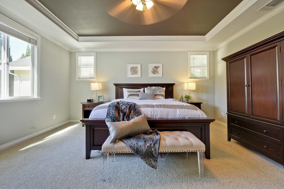 Modelo de dormitorio principal clásico de tamaño medio con paredes grises, moqueta, chimeneas suspendidas y suelo beige