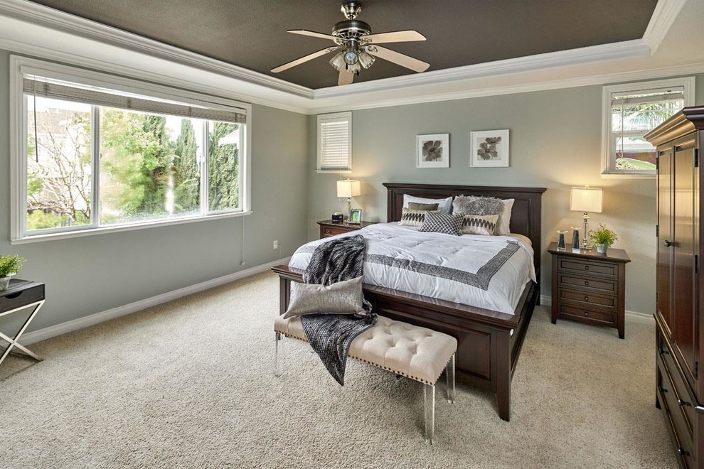 Свежая идея для дизайна: хозяйская спальня среднего размера в классическом стиле с серыми стенами, ковровым покрытием, подвесным камином и бежевым полом - отличное фото интерьера