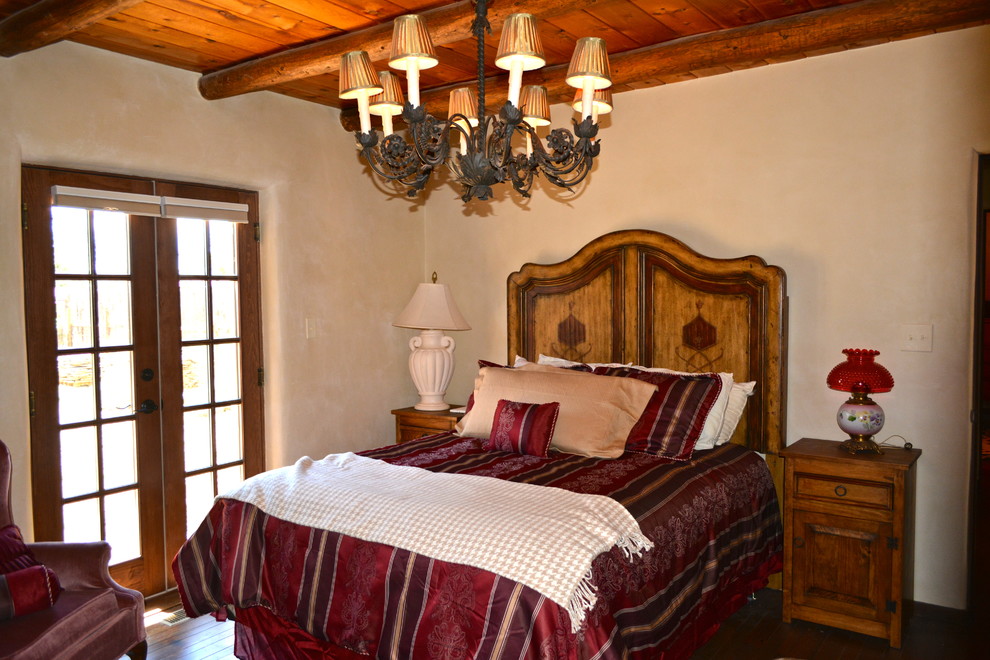 Стильный дизайн: большая гостевая спальня (комната для гостей) в средиземноморском стиле с бежевыми стенами и темным паркетным полом - последний тренд