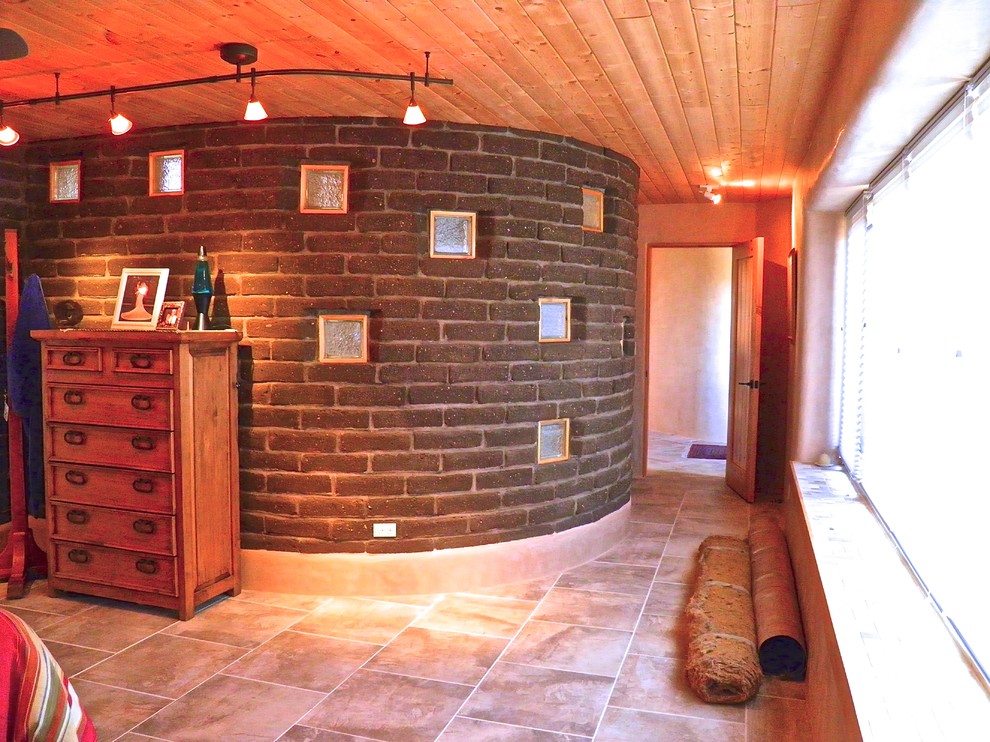 Esempio di una grande camera degli ospiti stile americano con pareti beige e pavimento con piastrelle in ceramica