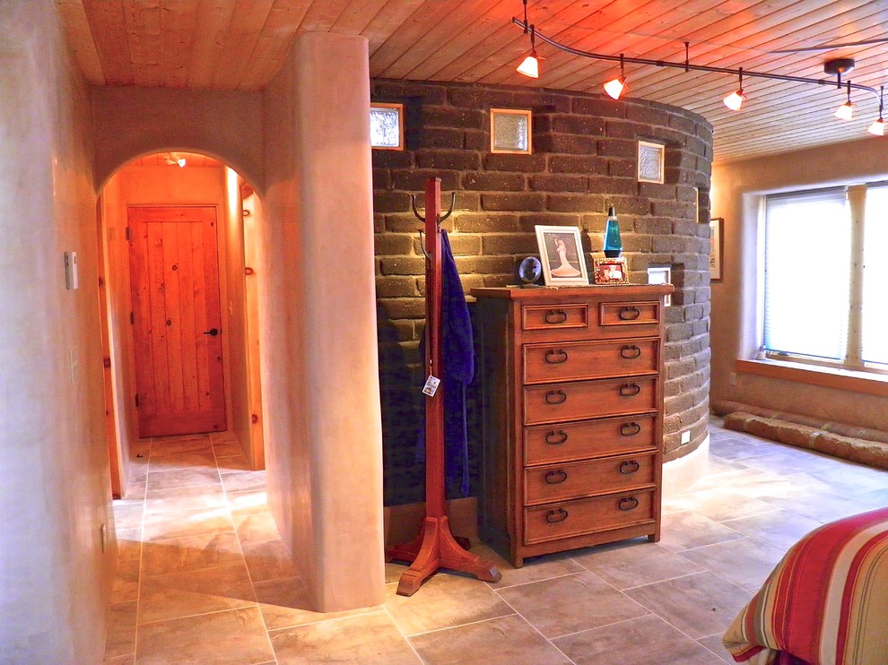 Modelo de habitación de invitados de estilo americano grande con paredes beige y suelo de baldosas de cerámica