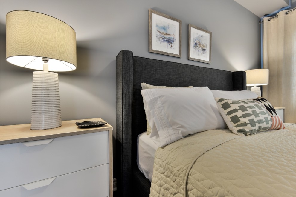 Источник вдохновения для домашнего уюта: хозяйская спальня среднего размера в современном стиле с серыми стенами, темным паркетным полом и красным полом