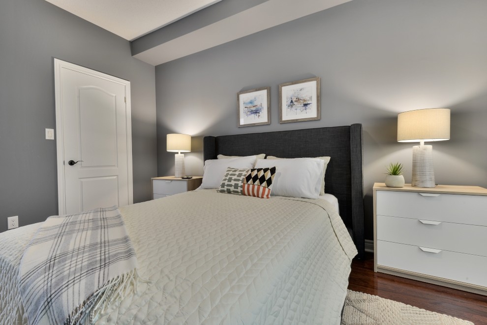 На фото: хозяйская спальня среднего размера в современном стиле с серыми стенами, темным паркетным полом и красным полом с