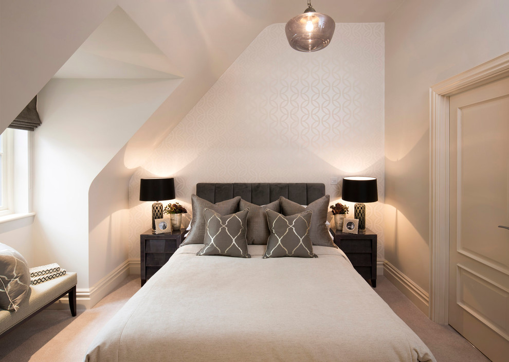 バークシャーにあるトランジショナルスタイルのおしゃれな客用寝室 (白い壁、カーペット敷き、ベージュの床) のインテリア