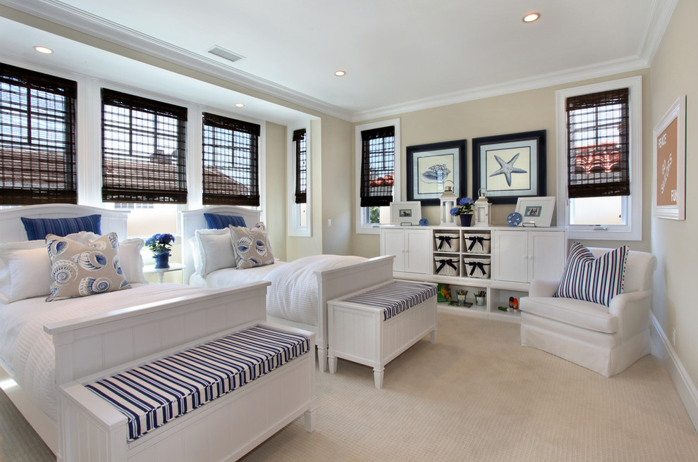На фото: гостевая спальня (комната для гостей) в морском стиле с бежевыми стенами и ковровым покрытием