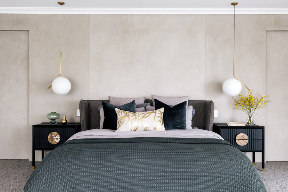 Diseño de dormitorio contemporáneo con paredes beige, moqueta y suelo gris