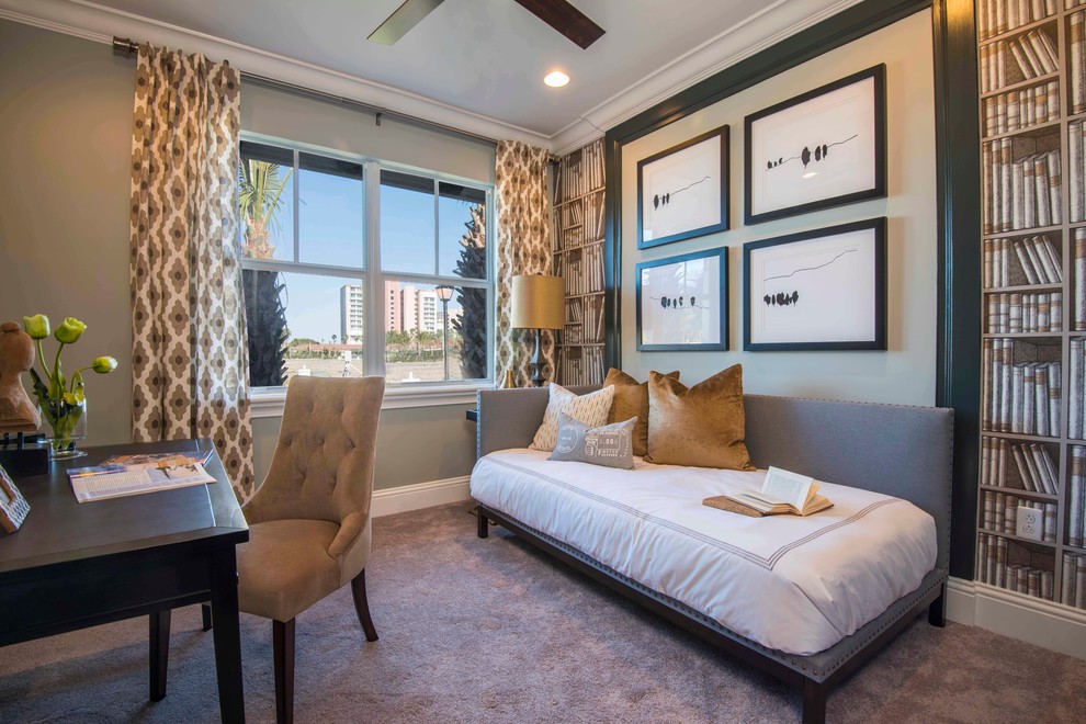 Klassisches Schlafzimmer mit Tapetenwänden in Orlando